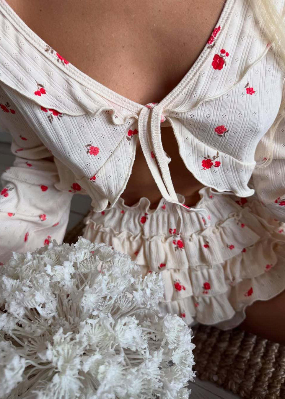 Vortice Floreale - Completo Due Pezzi con Volant e Top Corto con Laccio Frontale