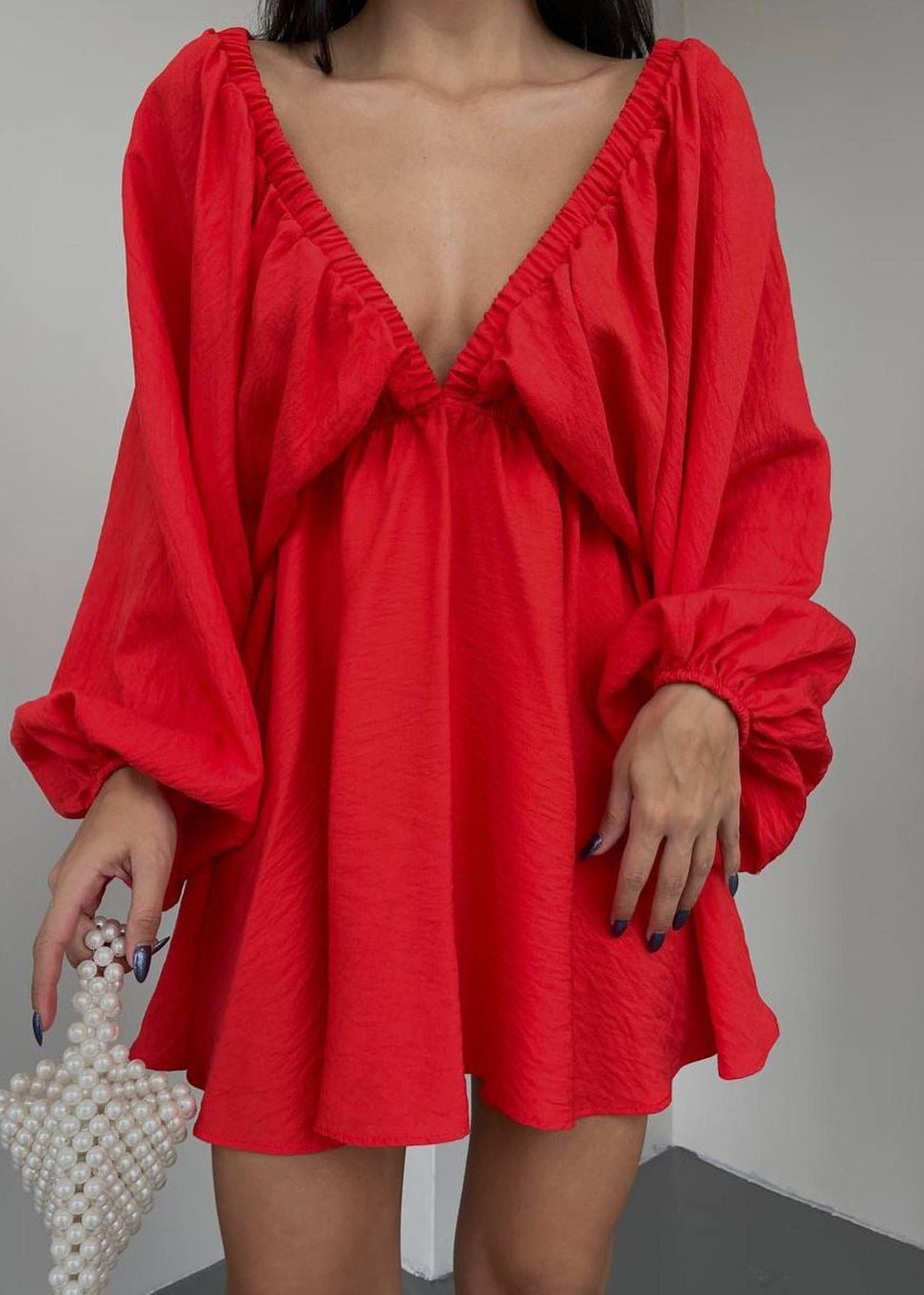 Robe élégante à manches lanternes et décolleté en V