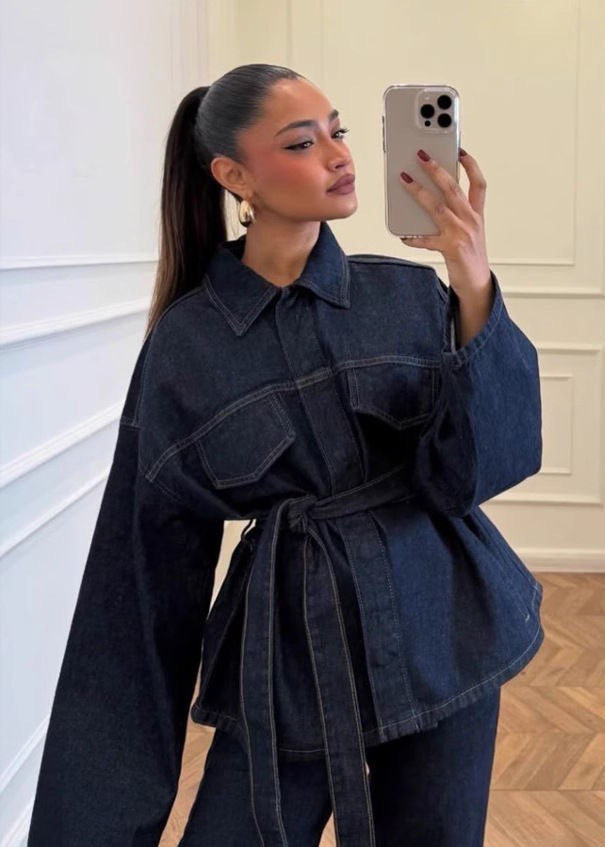 Conjunto de mezclilla índigo estructurada – chaqueta oversized con cinturón y pantalones de pierna recta