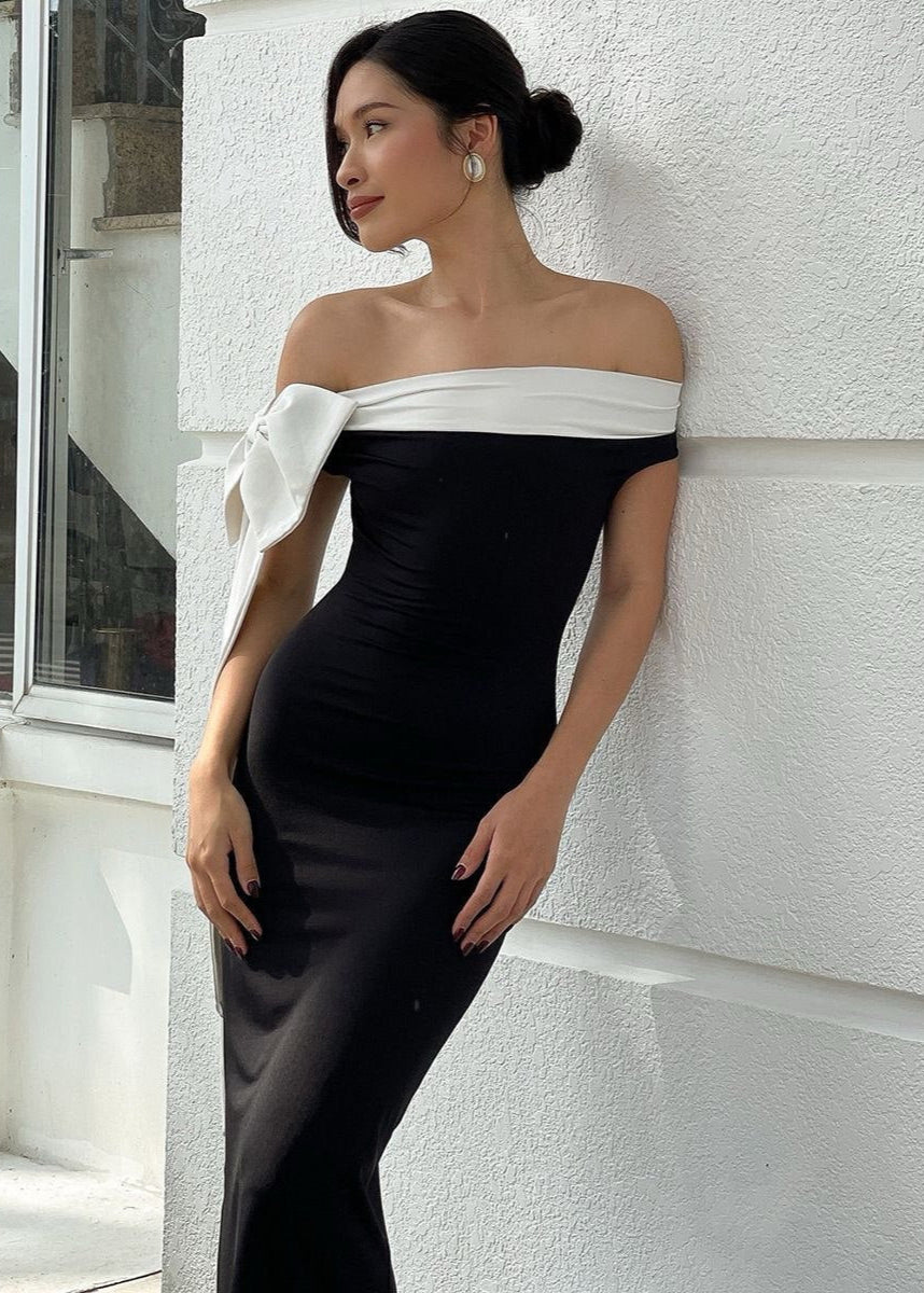 Vestido maxi negro con hombros descubiertos y detalle de lazo blanco