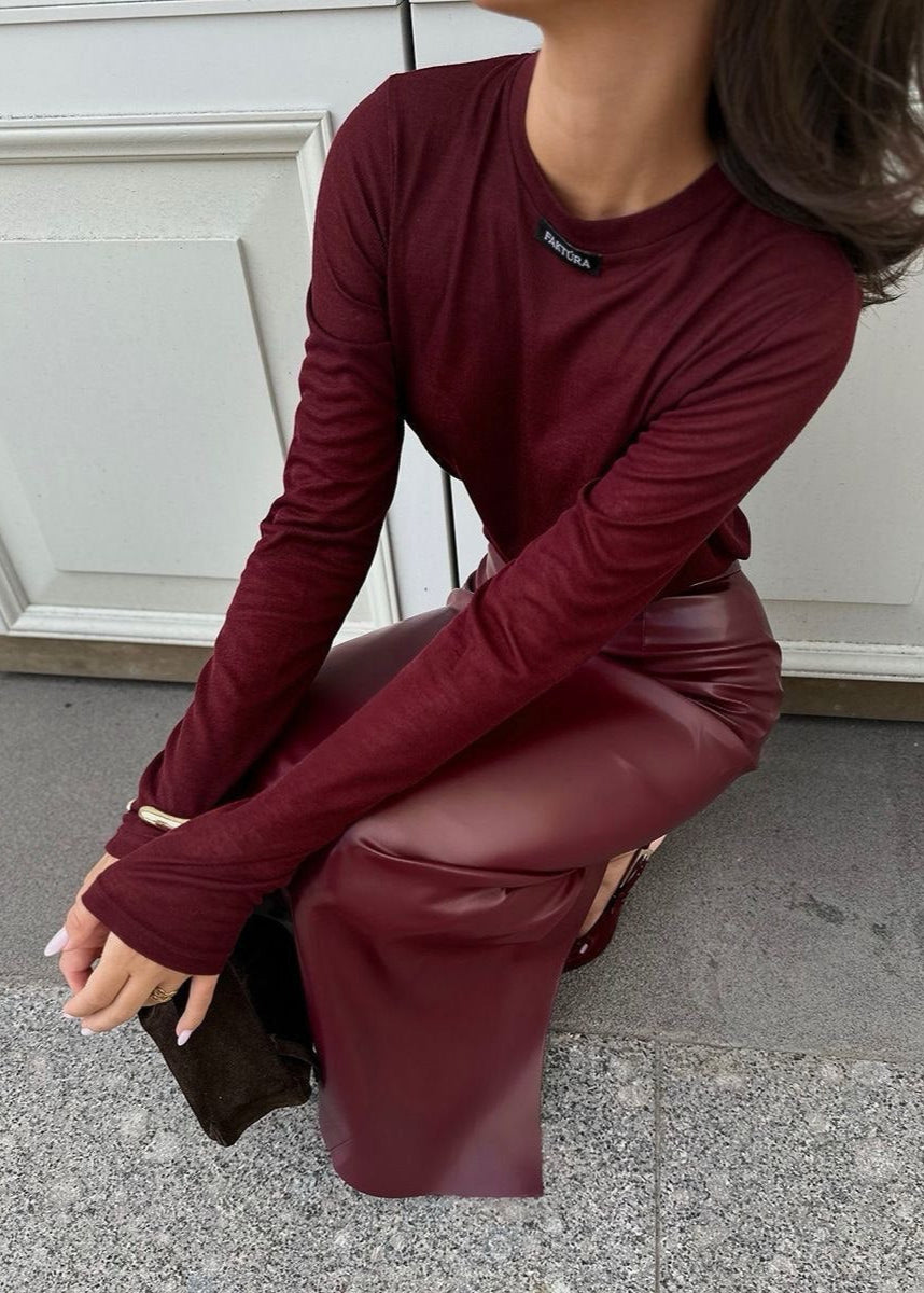 Falda midi de cuero sintético rojo vino – Corte recto de cintura alta