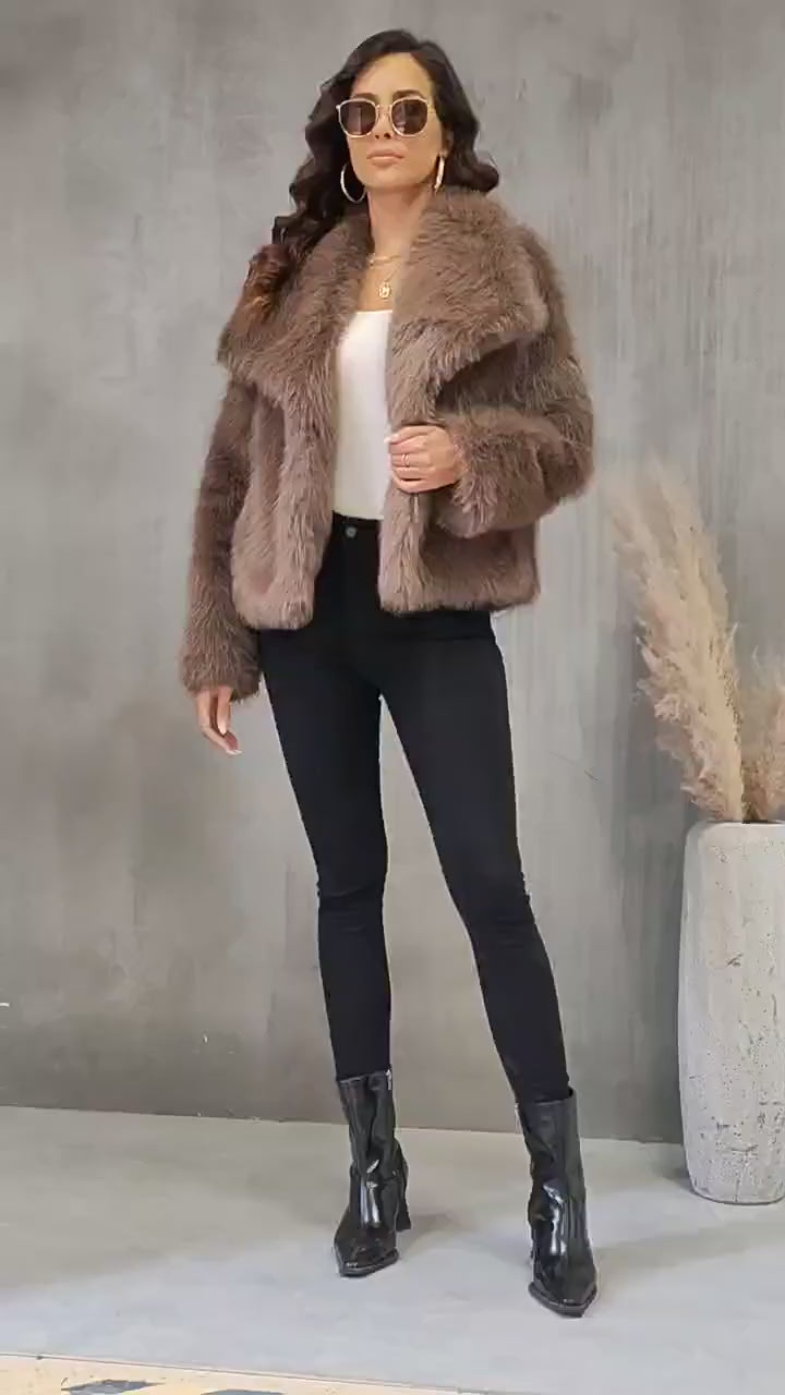 Chaqueta de piel sintética Amara – Abrigo corto marrón suave con cuello ancho